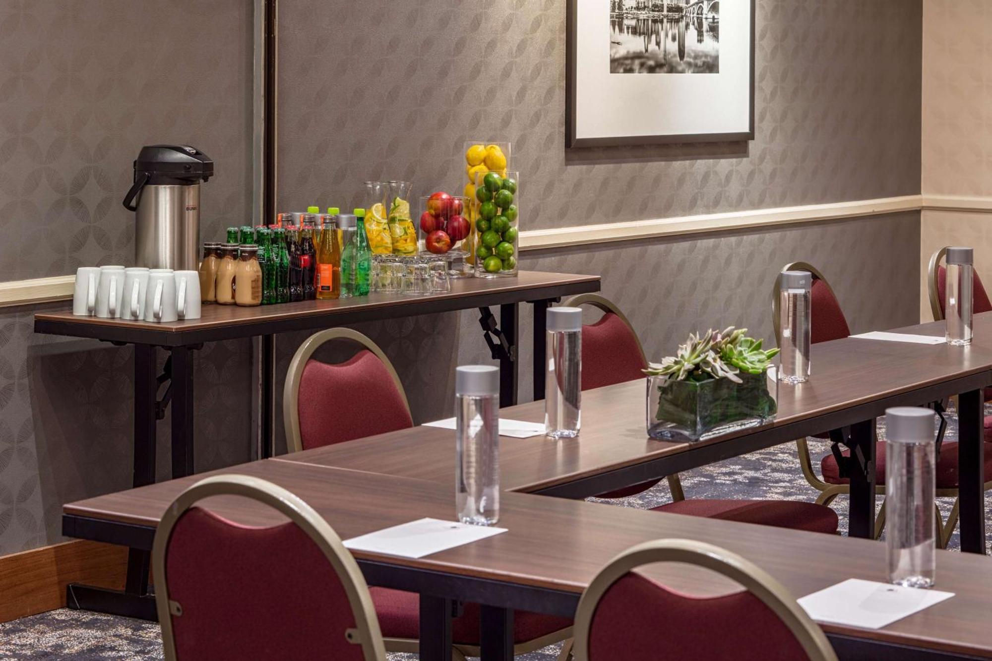 Doubletree Suites By Hilton Minneapolis Downtown Extérieur photo