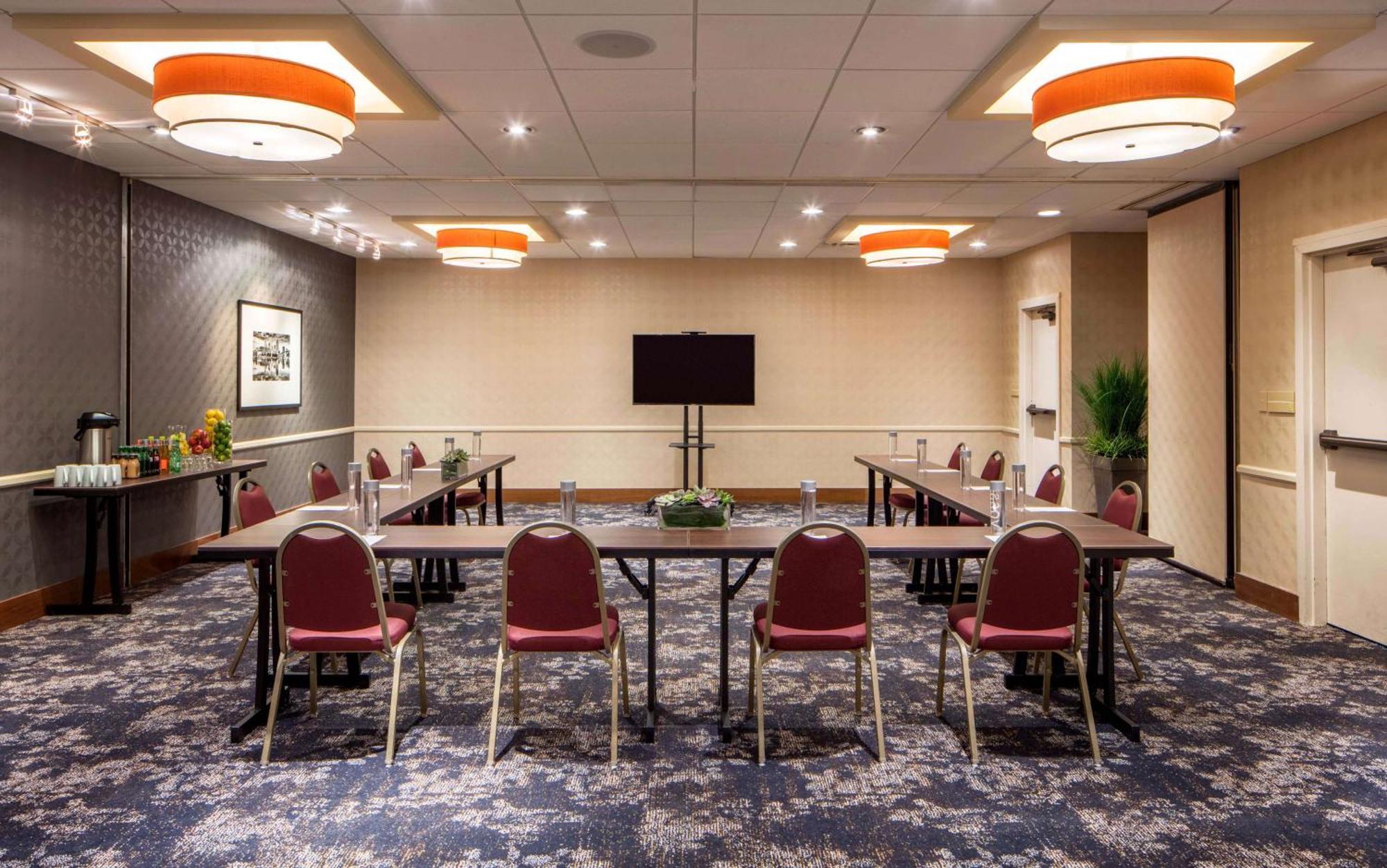 Doubletree Suites By Hilton Minneapolis Downtown Extérieur photo
